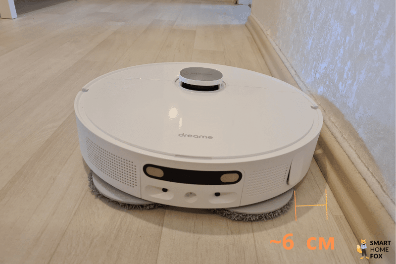 Der Dreame L10s Ultra reinigt entlang der Leisten.